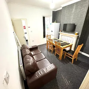 Three Rose Manor At Warwick Road Near Airport Guest house